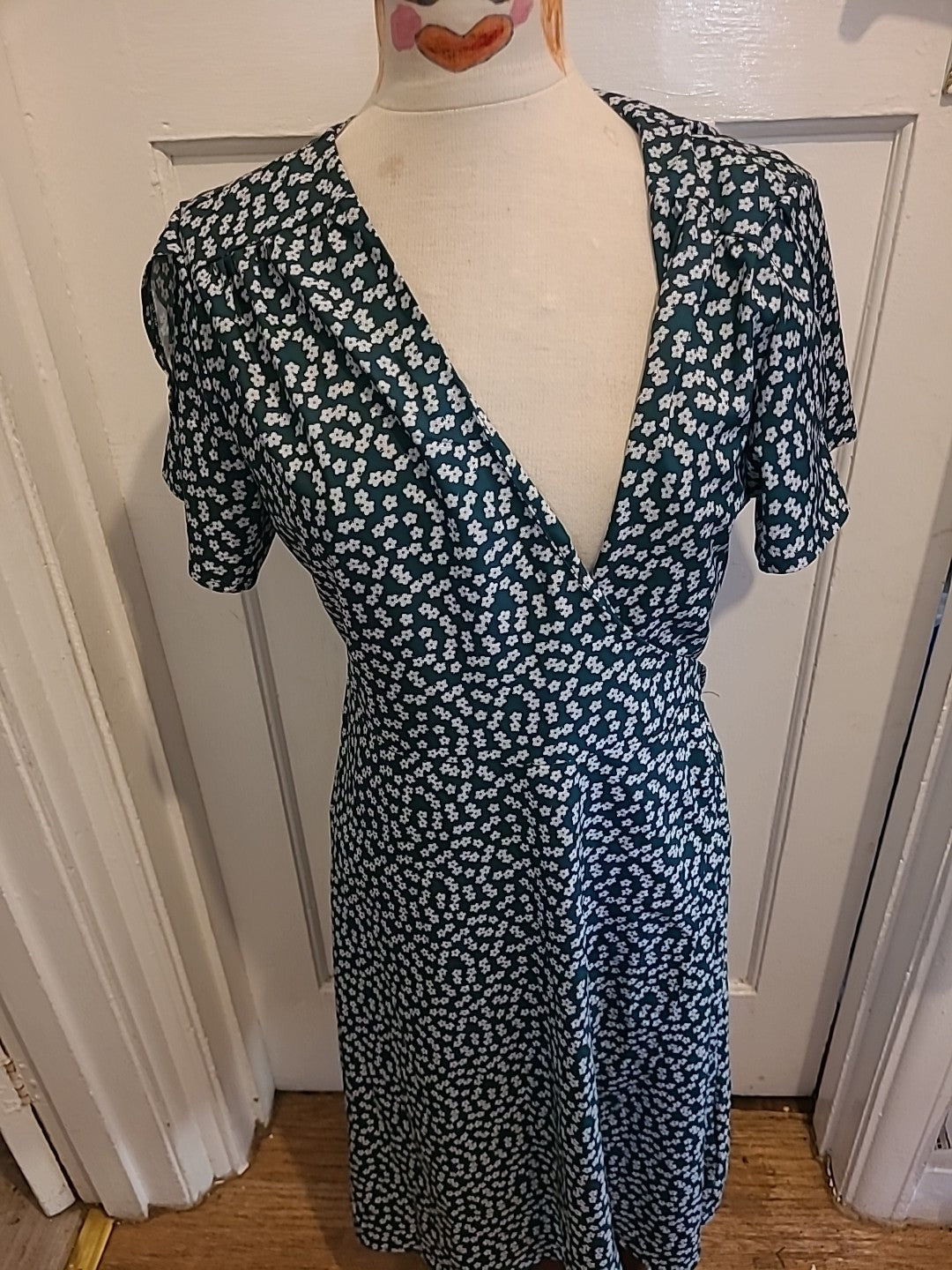 Ladies Salanta Size Large Green And White Floral Wrap Dress