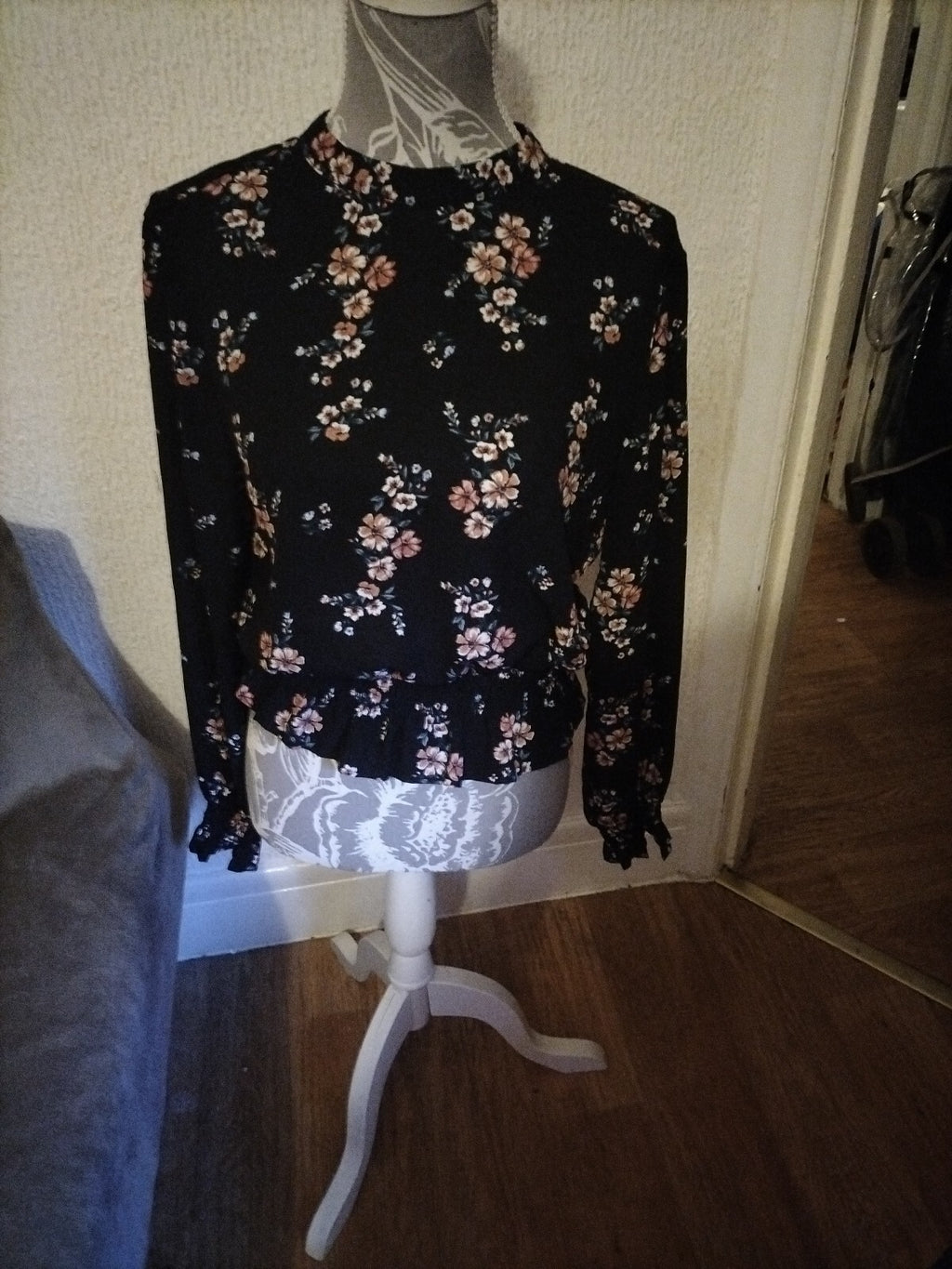 Ladies H+M Size 6 Floral Long Sleeved Blouse