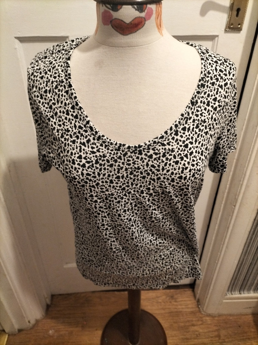 Ladies Nutmeg Size 14 Loose Fit Black White Tshirt