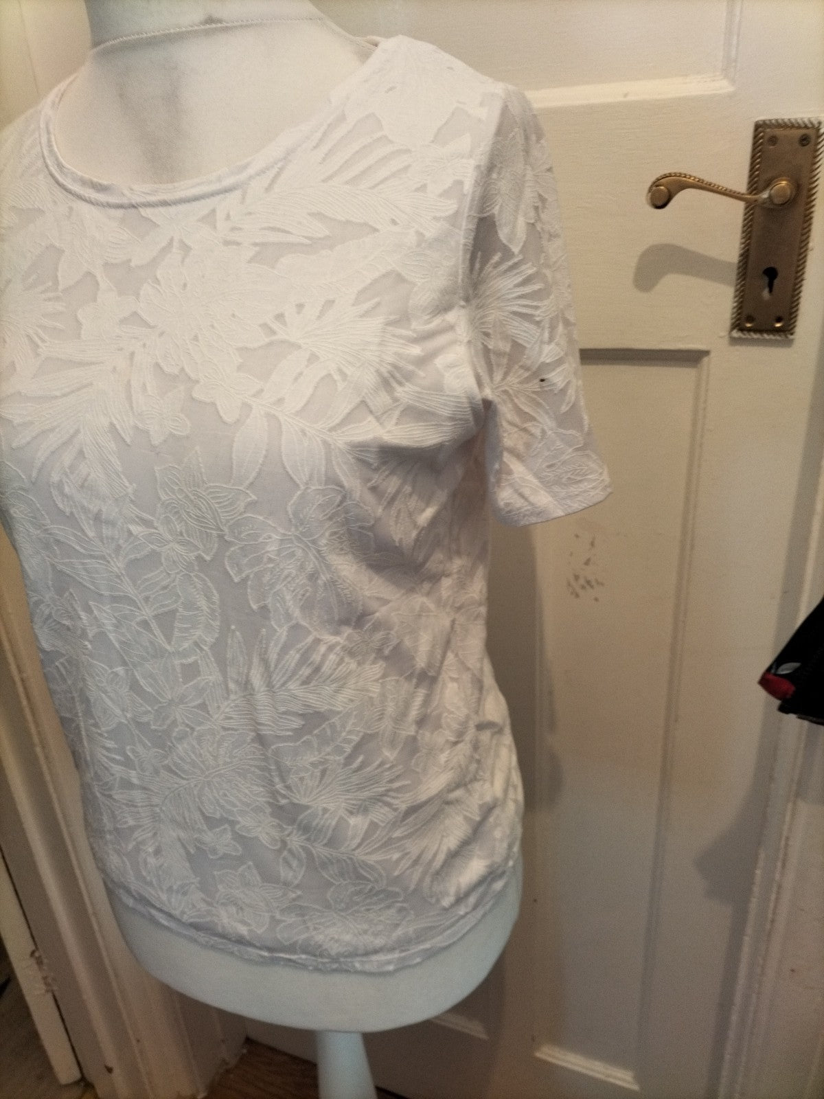Ladies Isle Size 10-12 White Floral Short Sleeved Tshirt
