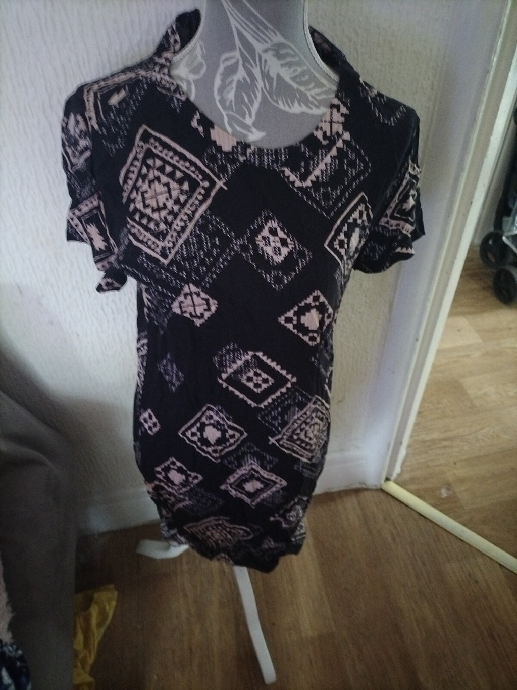 Ladies Cynthia Rowley Size 10 Beige/Black Short Sleeved Dress