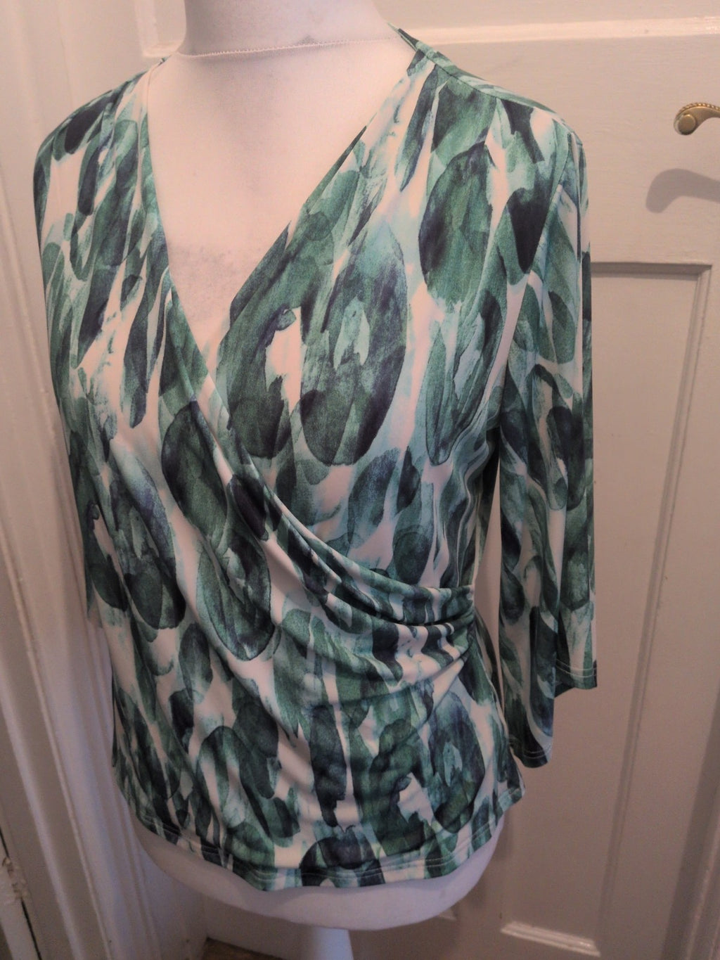14 Green And White Floral Long Sleeve V Neck Crossover Blouse