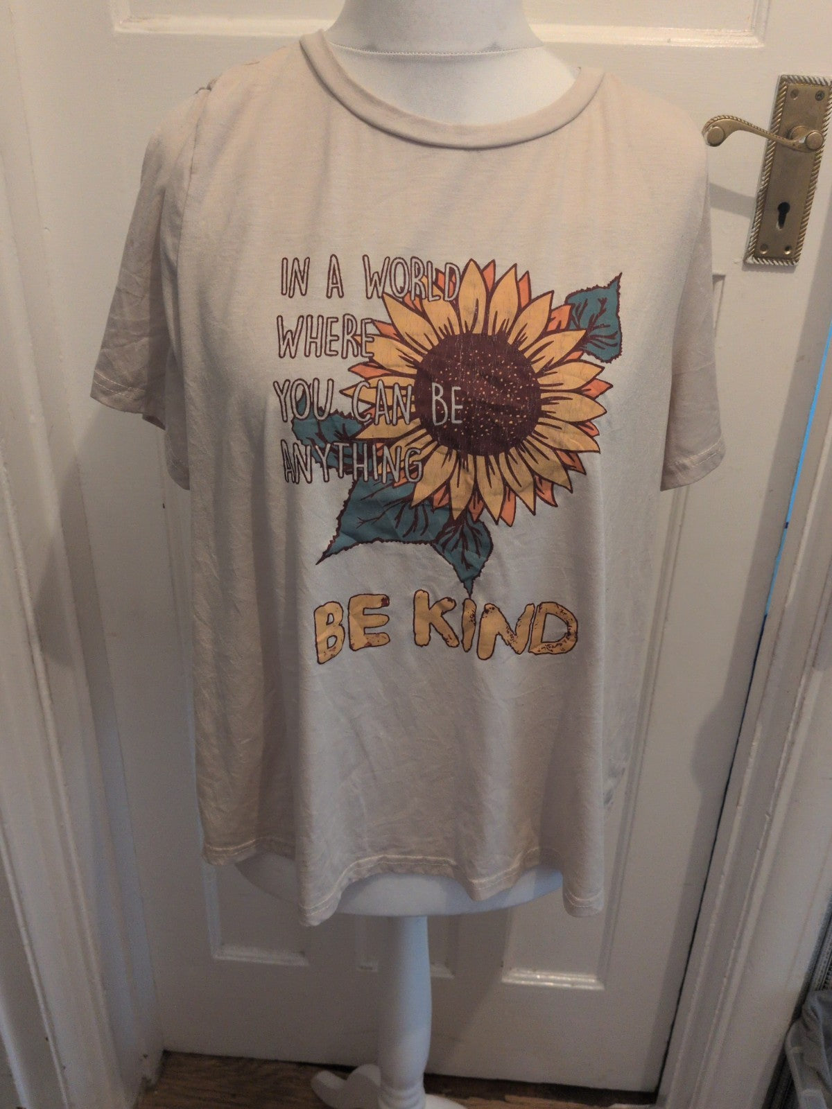 Shein 2XL Be Kind Print T-shirt Cracking