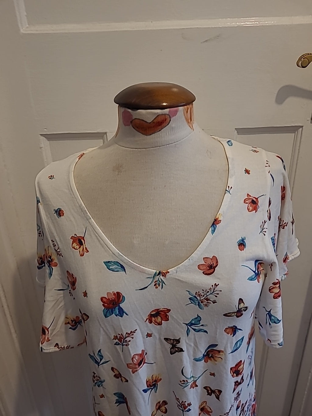 Ladies Tu Size 8 White With Butterflies Short Sleeved Shirt