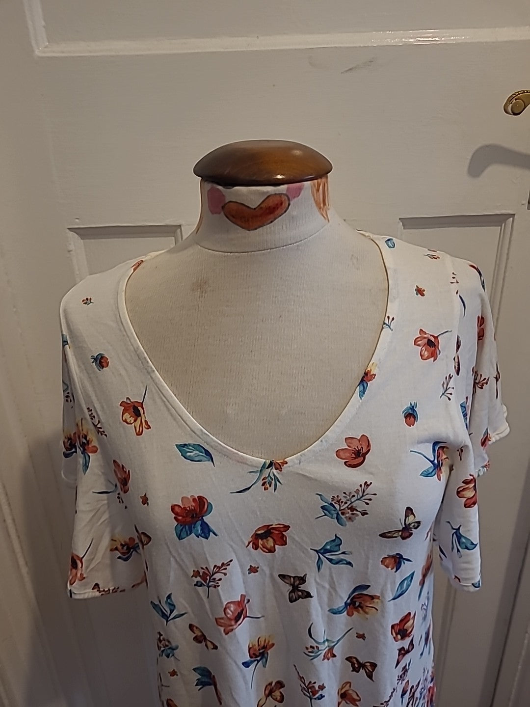 Ladies Tu Size 8 White With Butterflies Short Sleeved Shirt