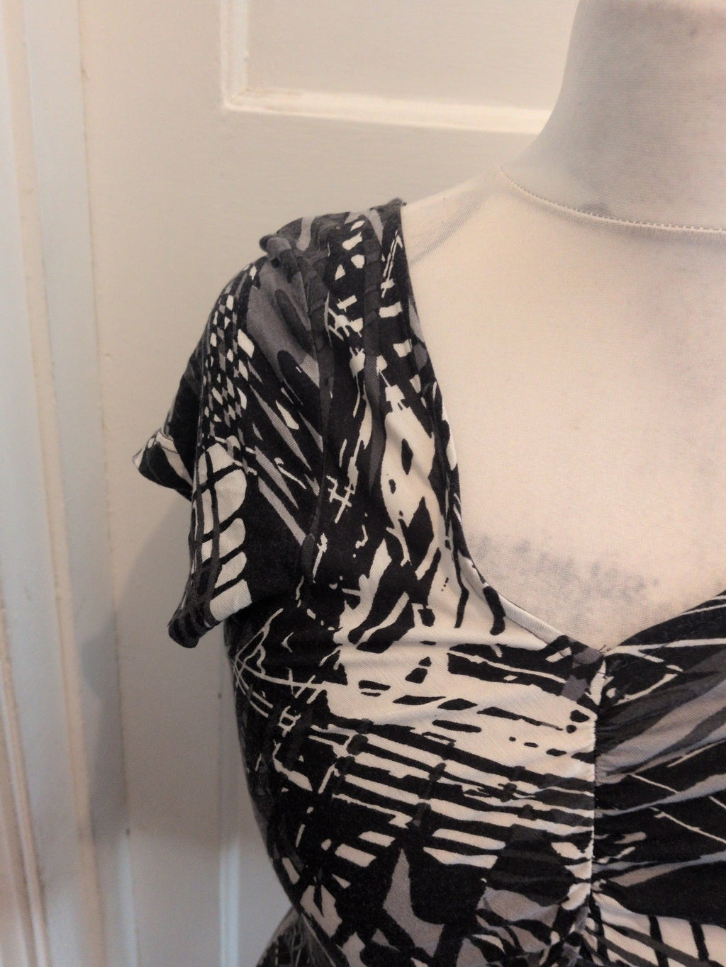 Next 12 Grey Black Patterned V Neck Short Sleeve Knee Length Dress