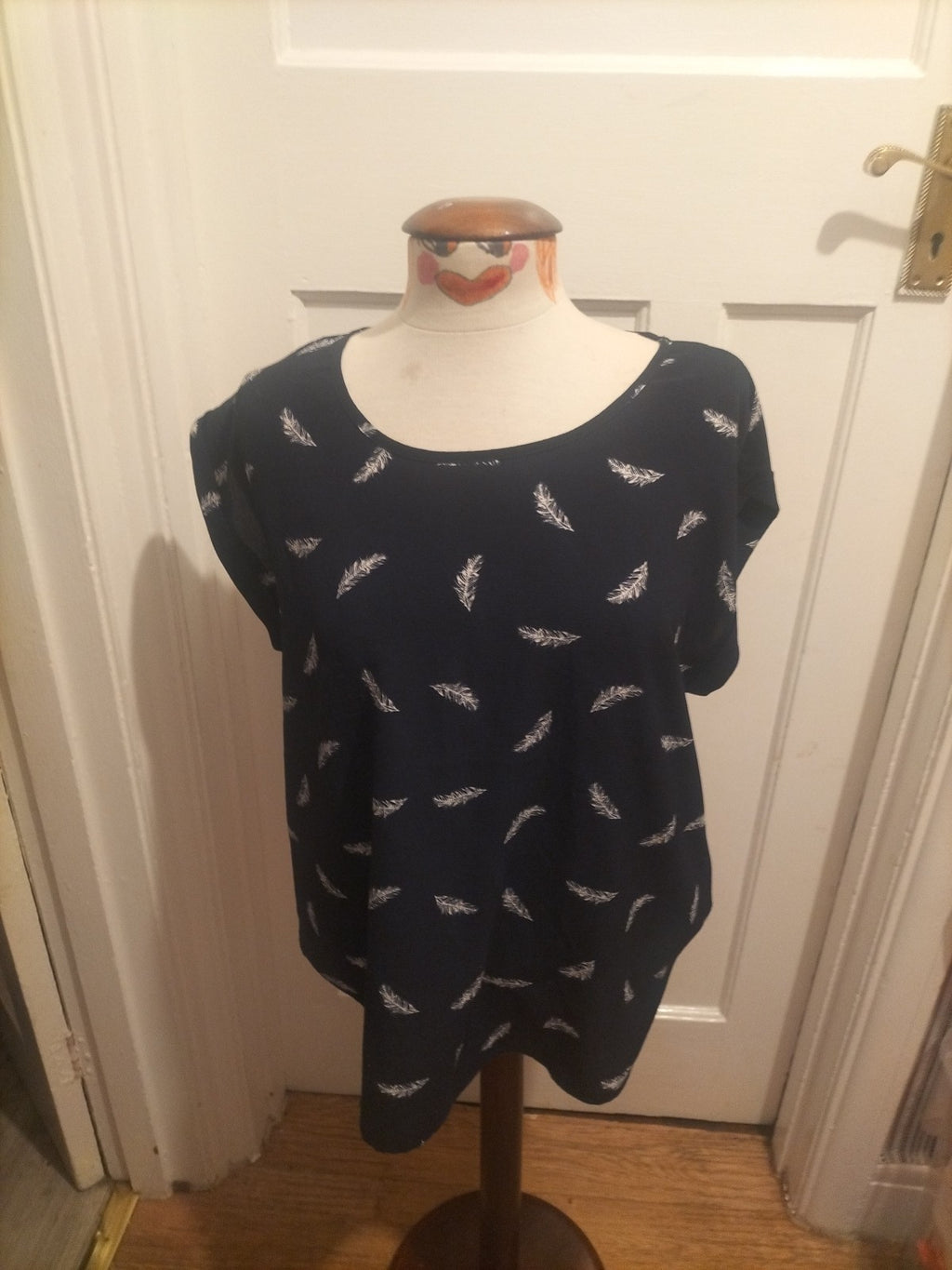 Ladies Izabel Size 14 Navy And White Feather Blouse Sleeveless