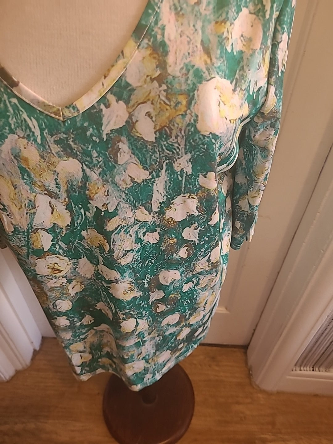 Ladies Size Large Green Floral Mid Sleeved Tshirt