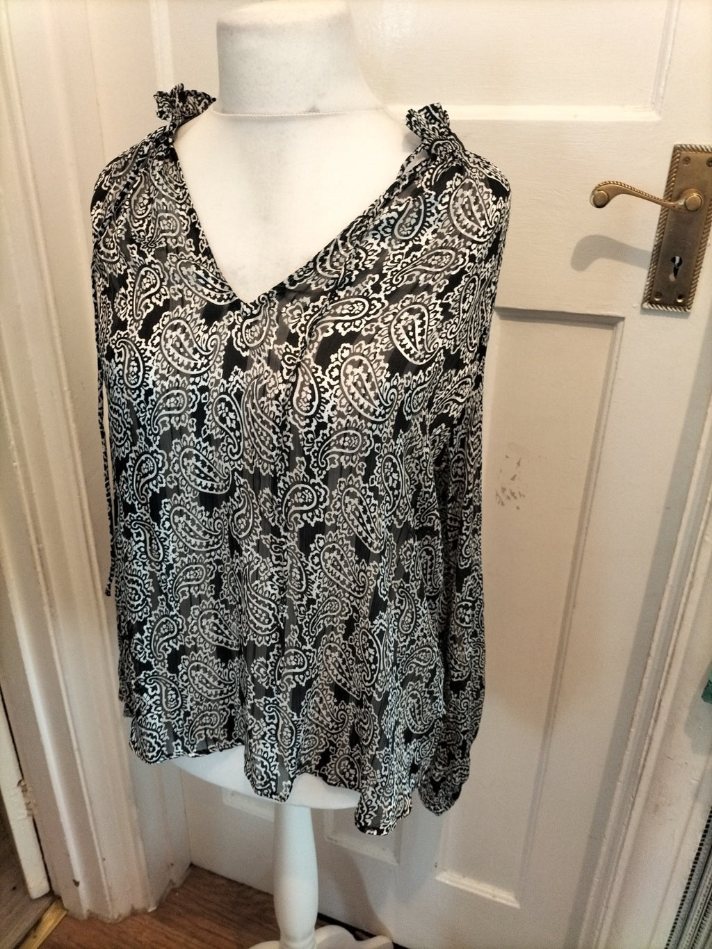 Ladies H&M Size M Black And White Aztec Long Sleeved Blouse