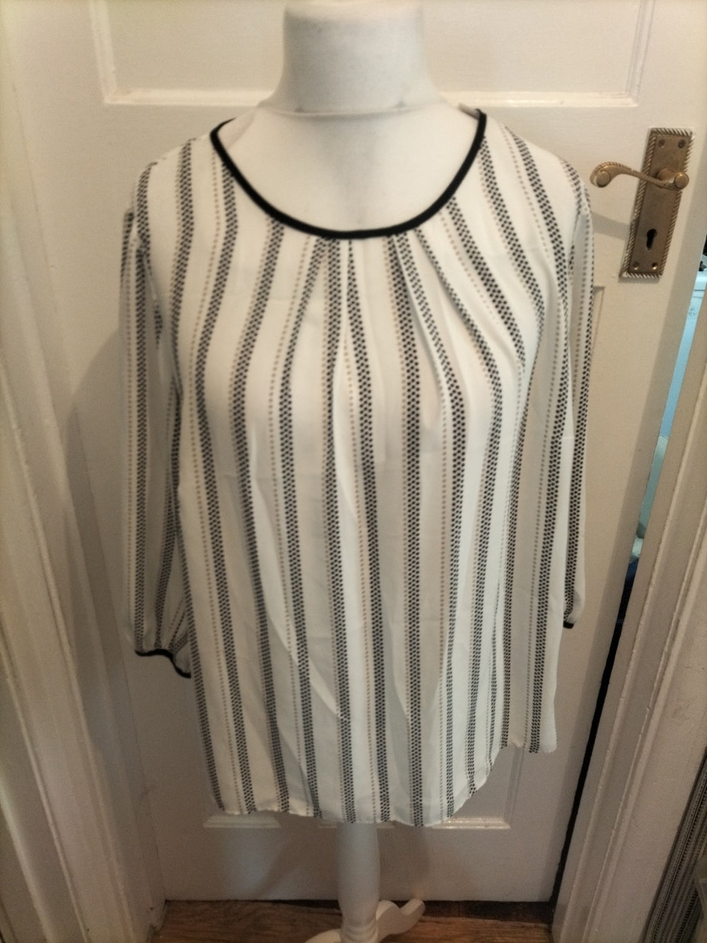Brand New Ladies Bonmarche Size 16 White With Spot Pattern Long Sleeve Blouse
