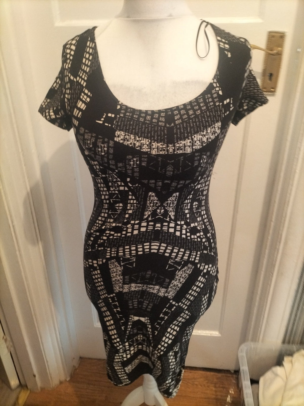 H+M Small White And Black Scoop Neck Short Sleeve Dress