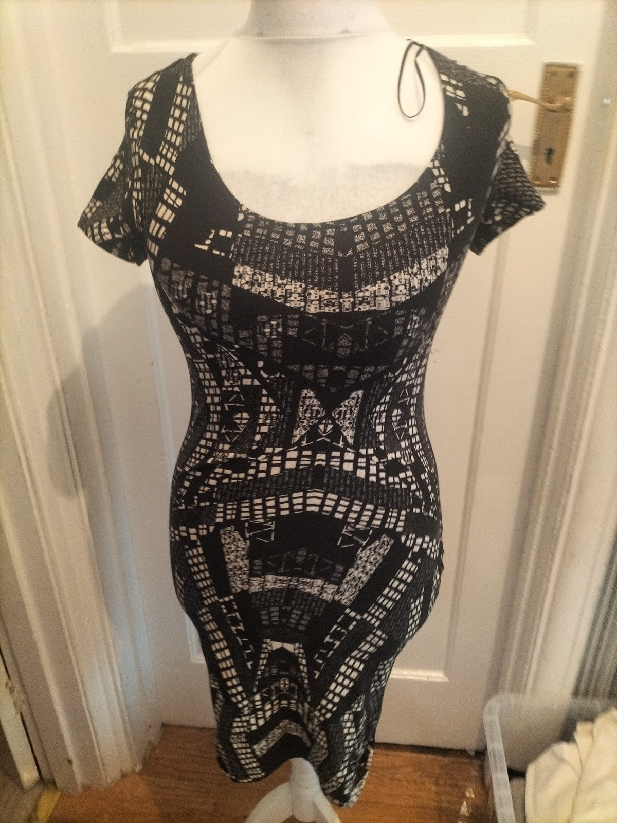 H+M Small White And Black Scoop Neck Short Sleeve Dress