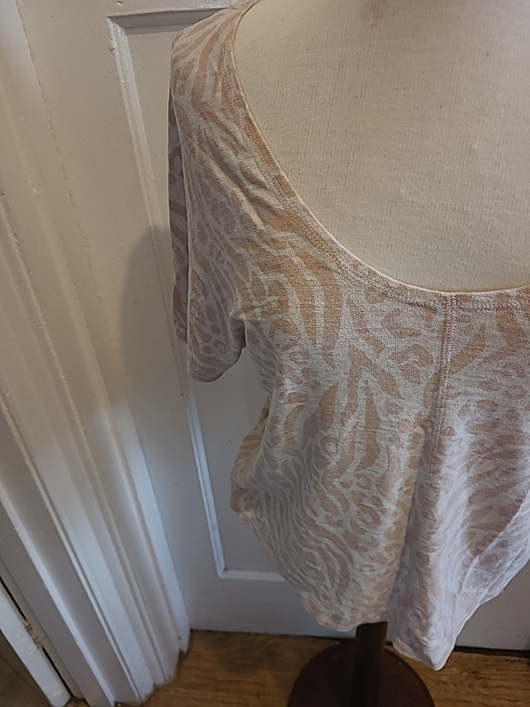 Ladies Lounge Edit Size 8 Baby Pink White Short Sleeved Tshirt