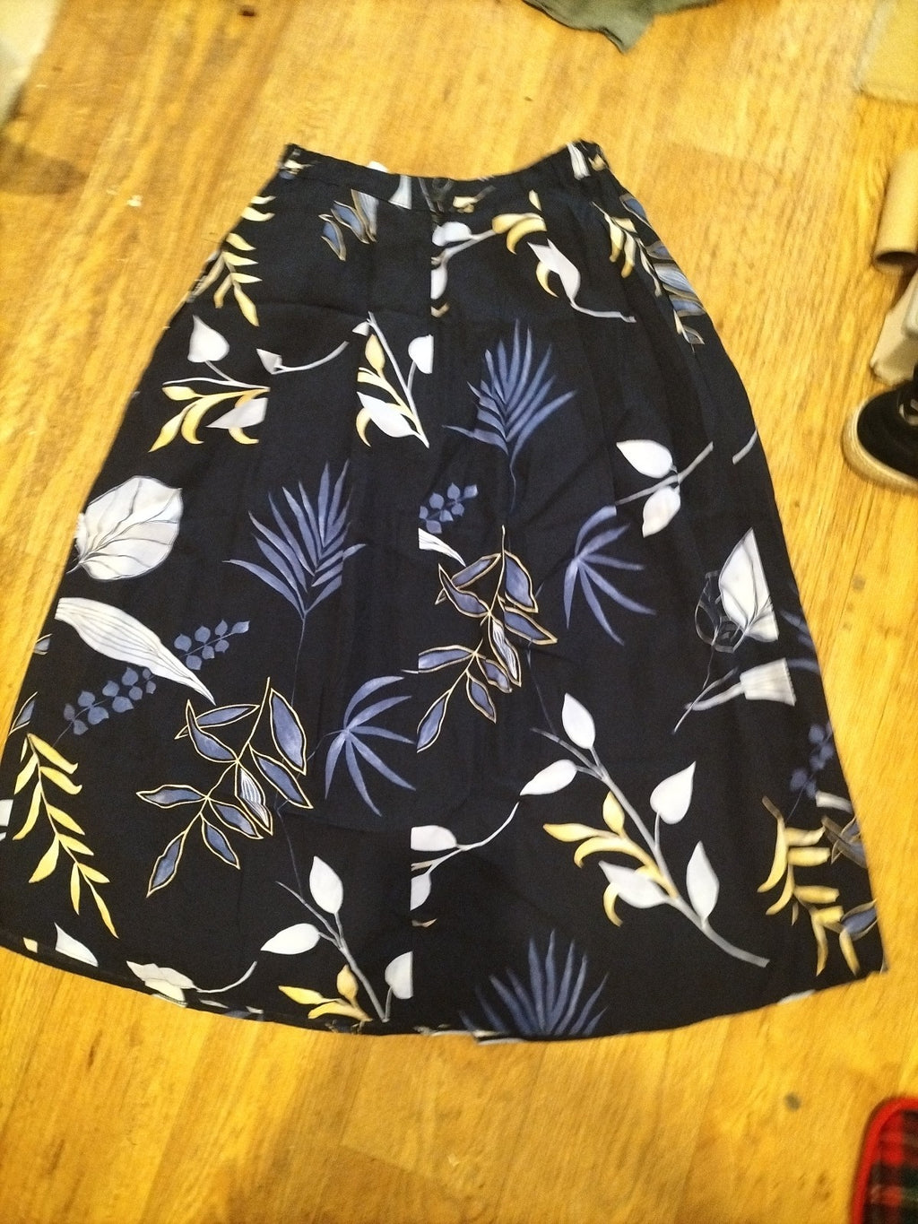Ladies Your Sixth Sense Size 12 Navy Floral Buttoned Skirt Elasticated