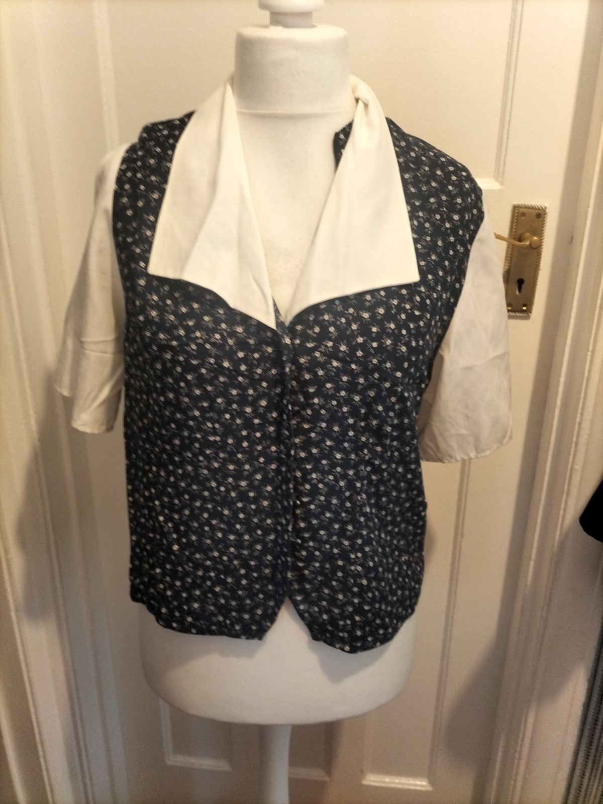 Ladies Size 16 Navy Floral With White Sleeves Blouse
