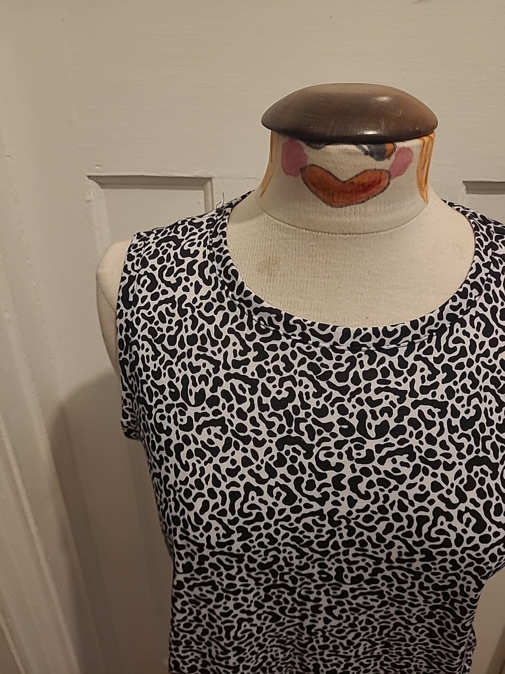 Ladies Marks And Spencer Size 10 Black White Leopard Print Sleeveless Tshirt