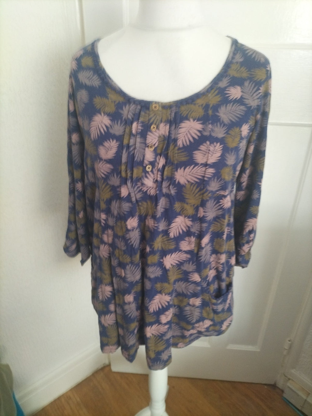 Ladies Beacon Love Size 12 Leave Pattern Long Sleeved Blouse