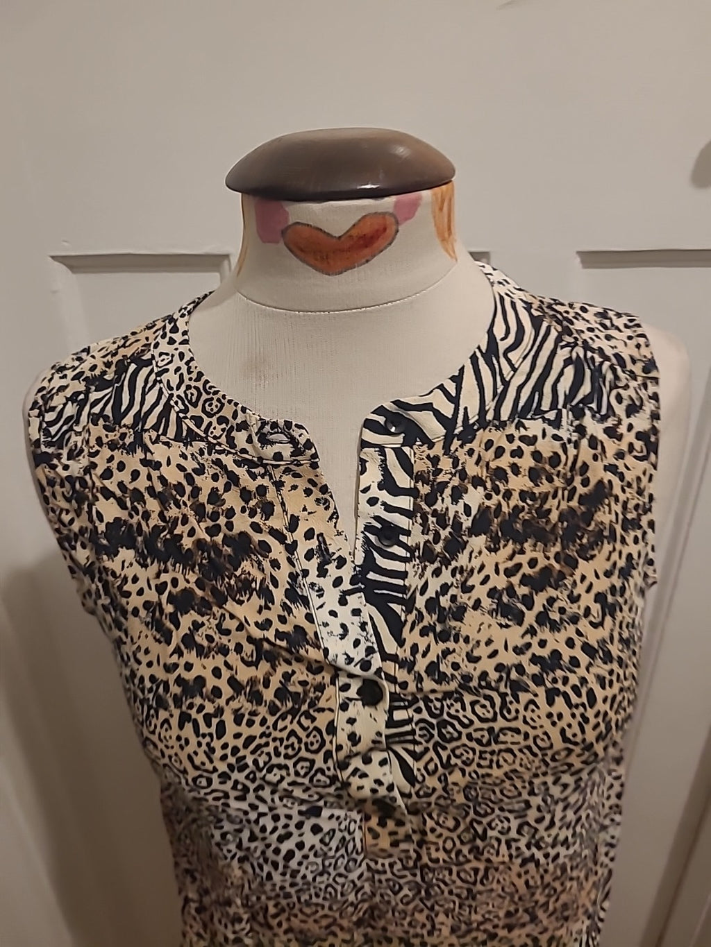 Ladies Tu Size 8 Beige/Black Sleeveless Patterned Blouse