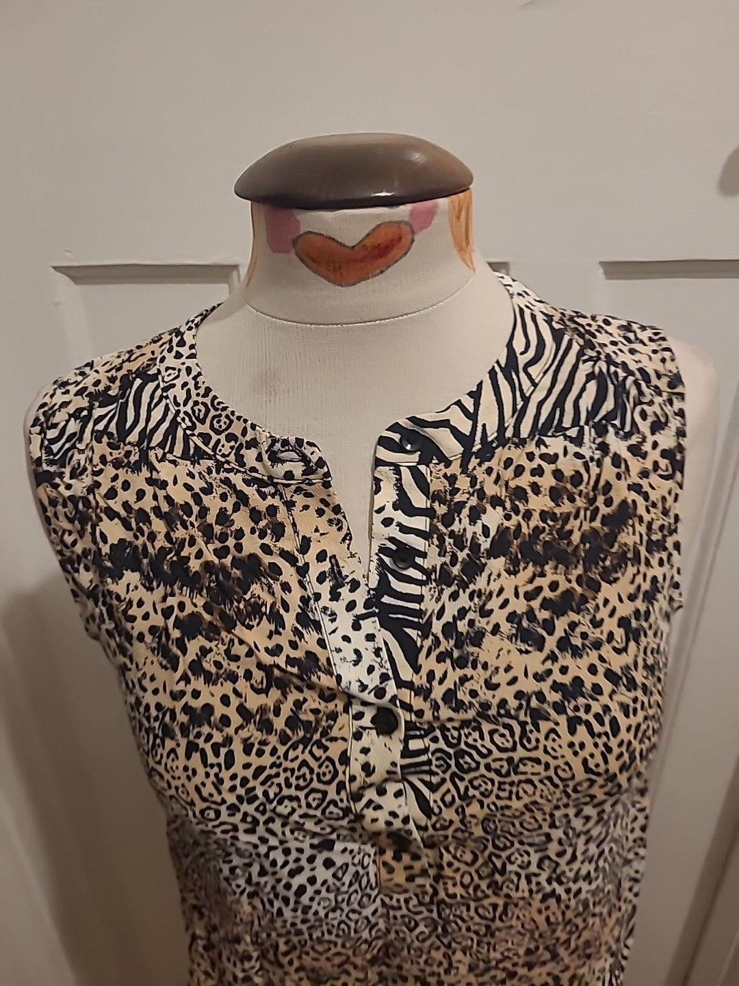 Ladies Tu Size 8 Beige/Black Sleeveless Patterned Blouse