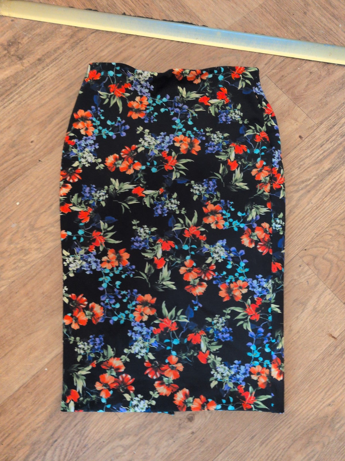 Ladies Papaya Weekend Size 8 Dark Navy Floral Stretch Straight Skirt