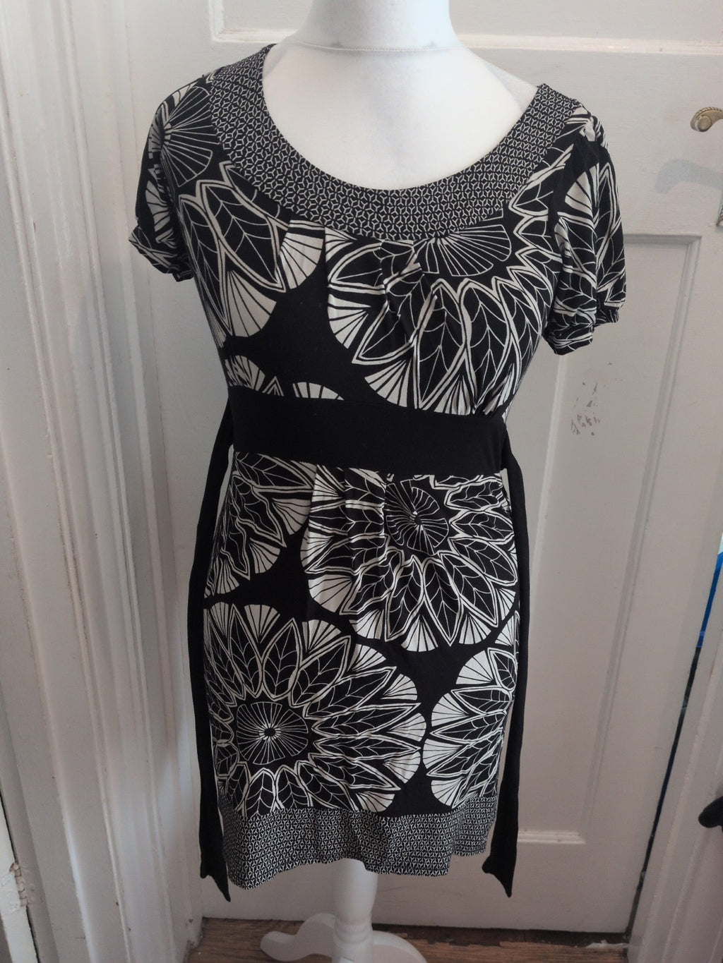 Oasis 8 Black And White Floral Short Sleeve Dress Belt Attached