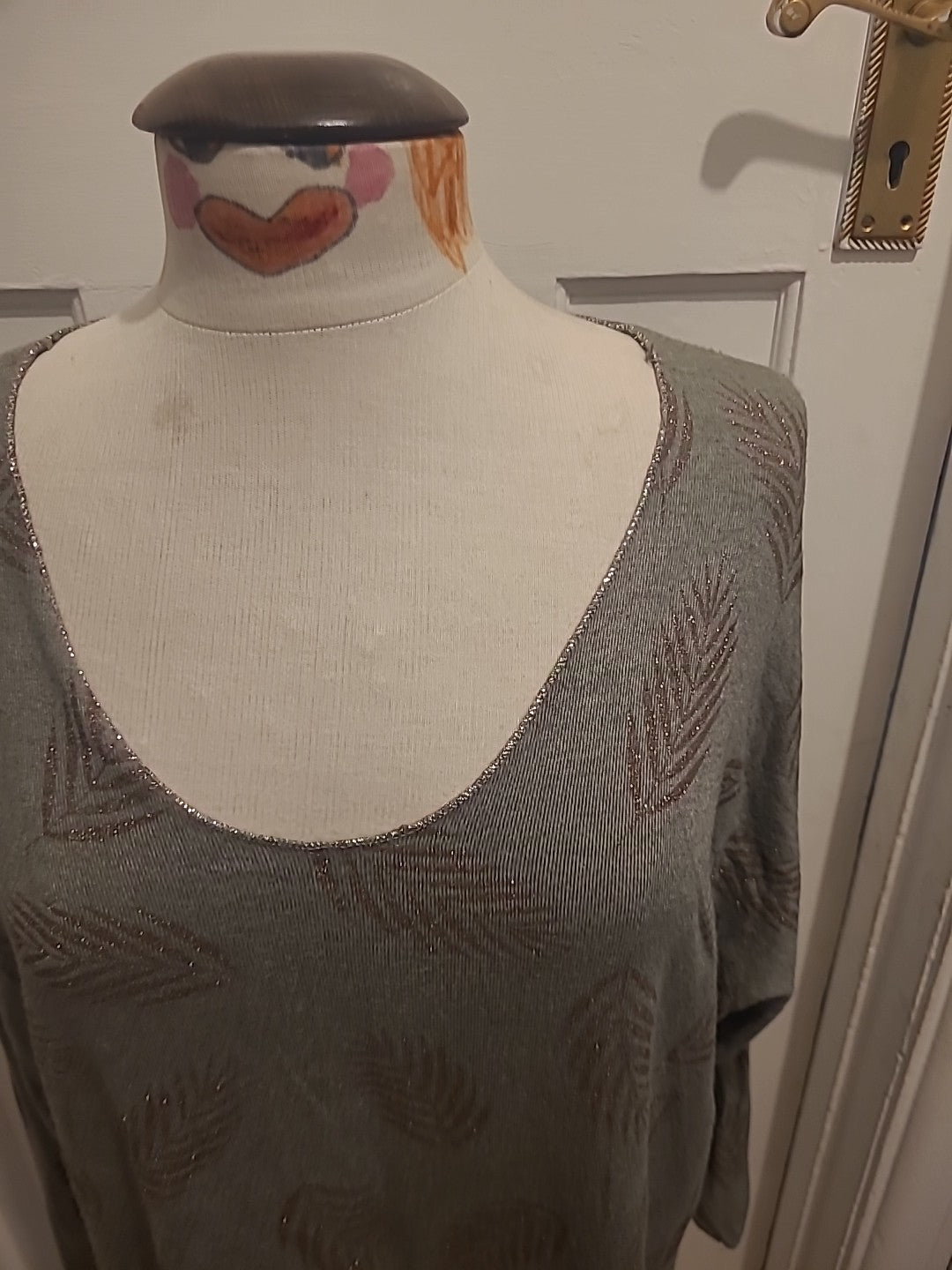 Ladies Size XL Green Gold Leaf Design Long Sleeved Tshirt