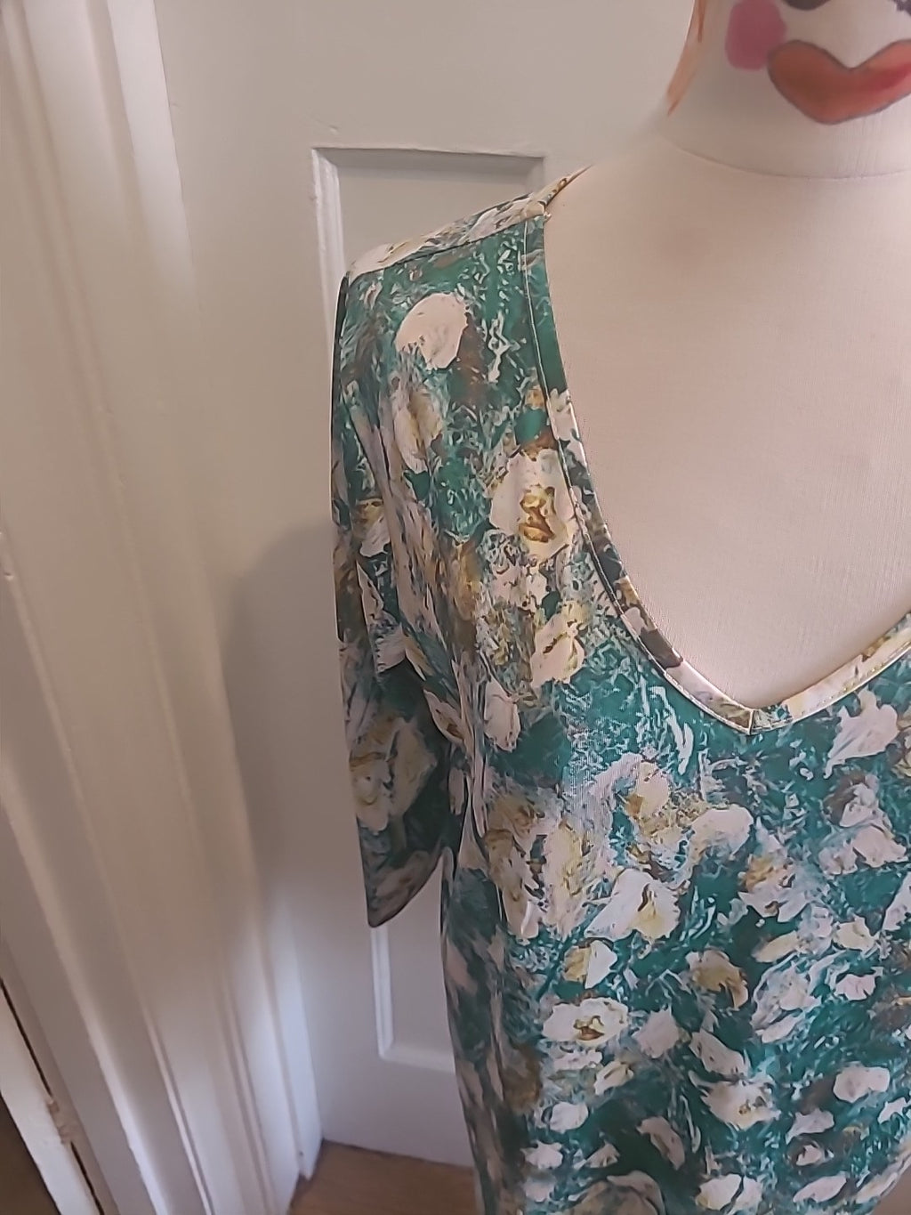 Ladies Size Large Green Floral Mid Sleeved Tshirt