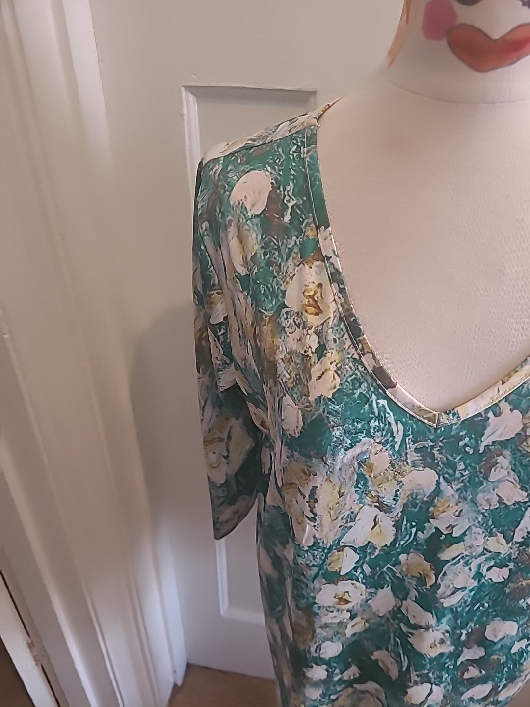 Ladies Size Large Green Floral Mid Sleeved Tshirt