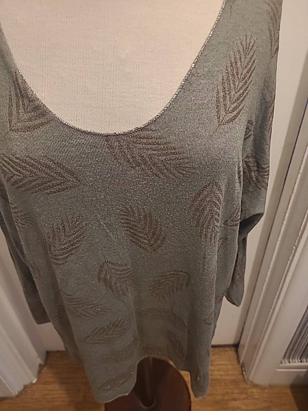 Ladies Size XL Green Gold Leaf Design Long Sleeved Tshirt