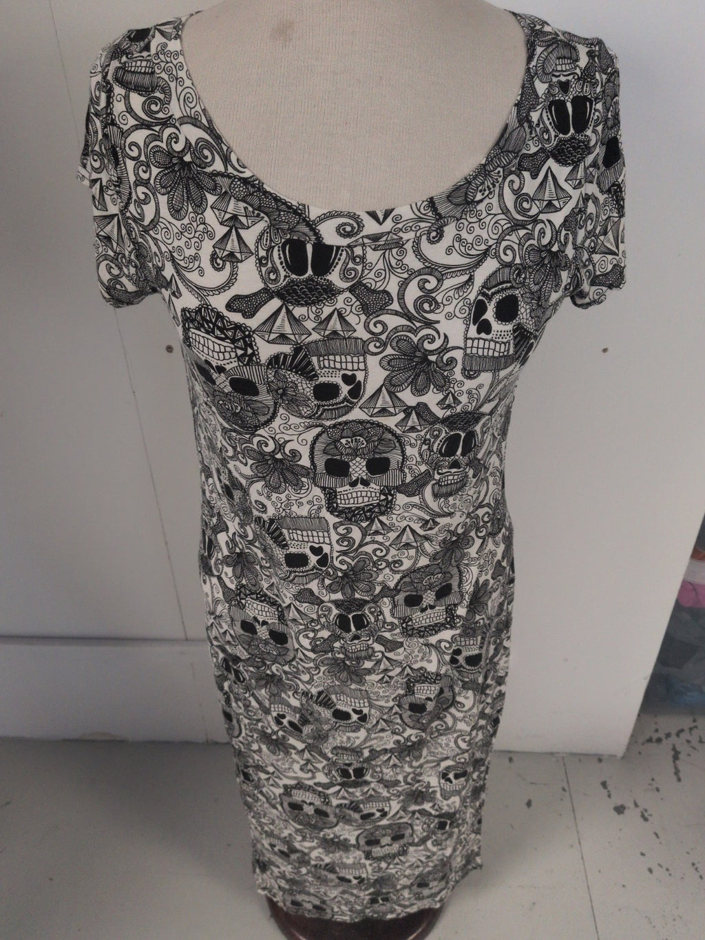 Select 16 Aztec Black And White Long Length Short Sleeve Dress