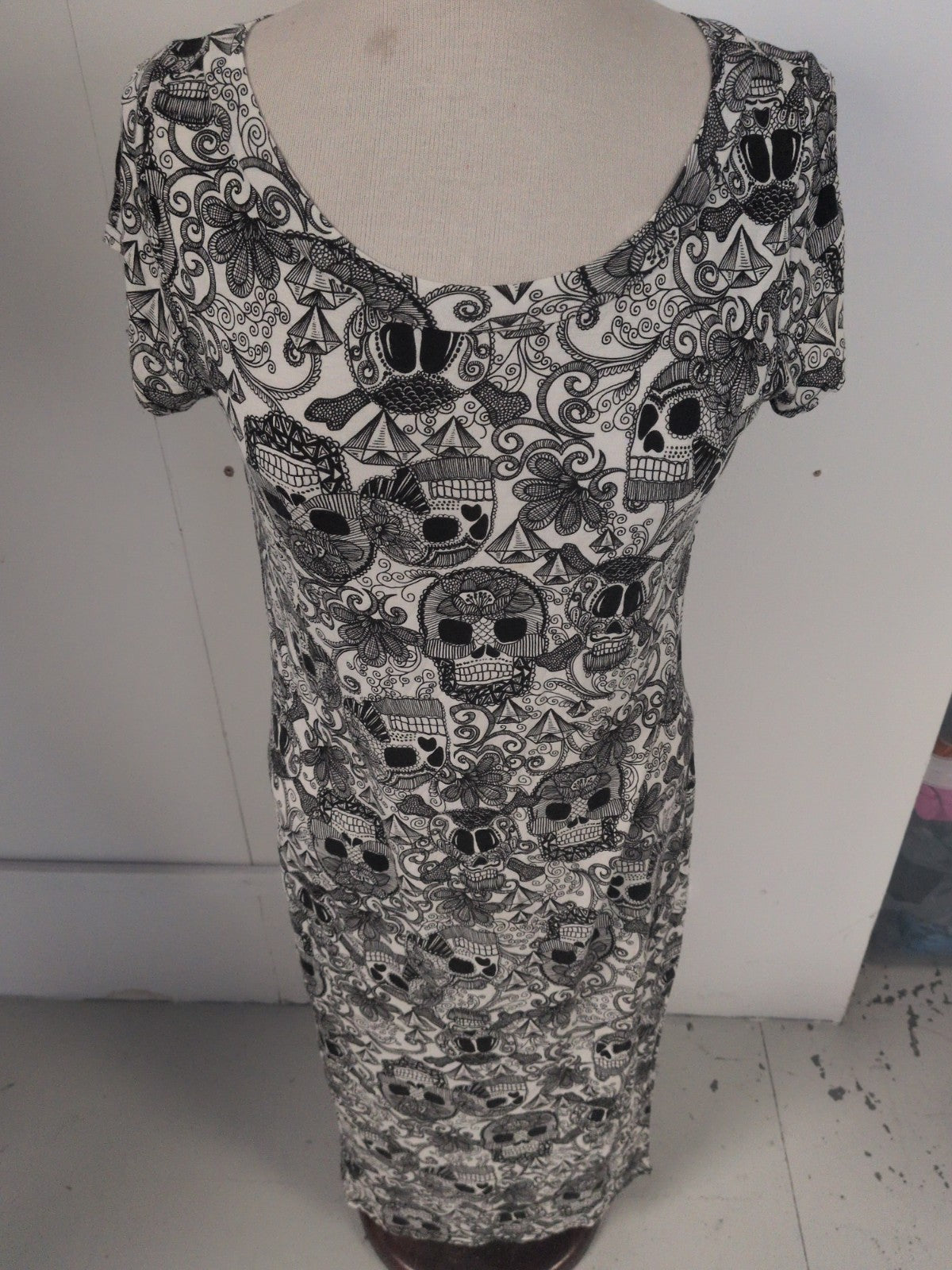 Select 16 Aztec Black And White Long Length Short Sleeve Dress