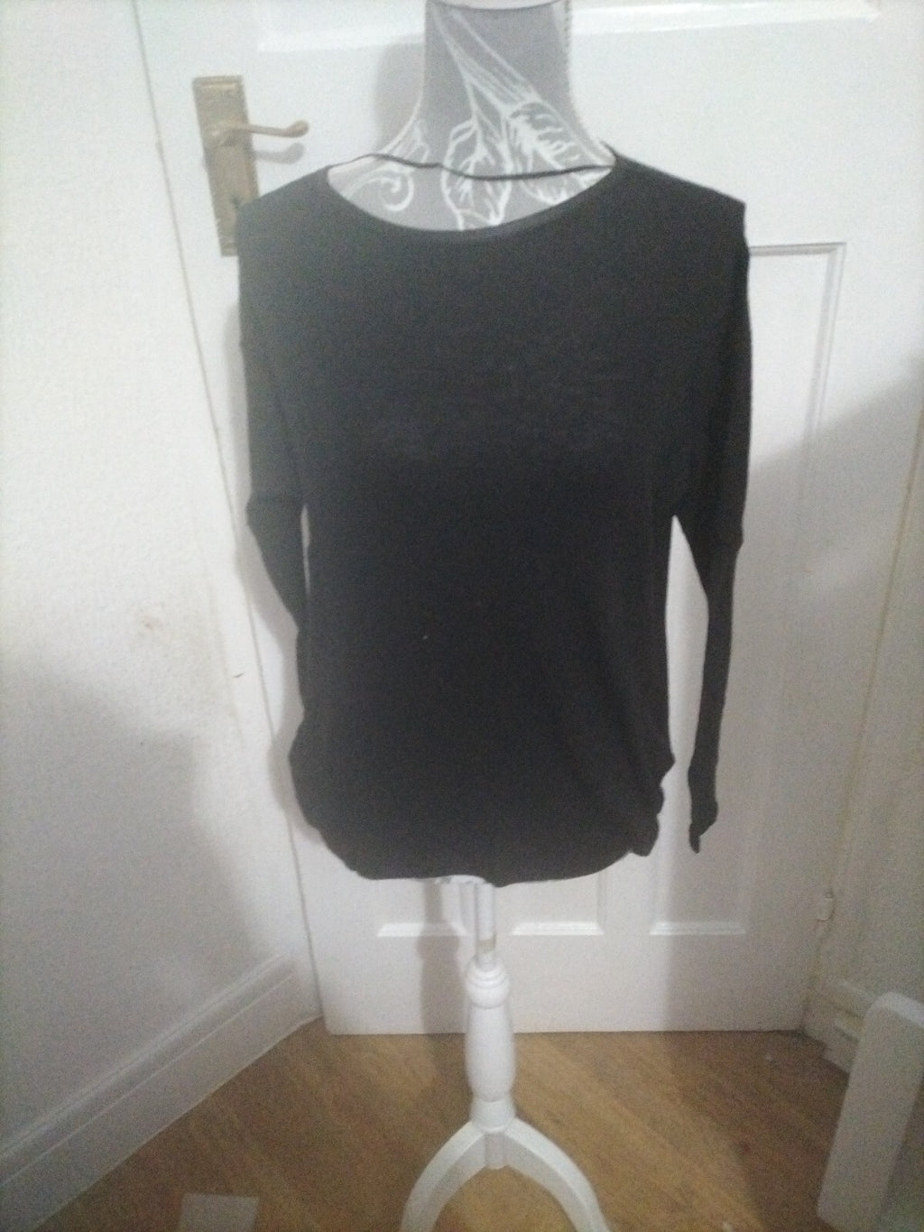 Ladies Size 6 Black Pullover Top