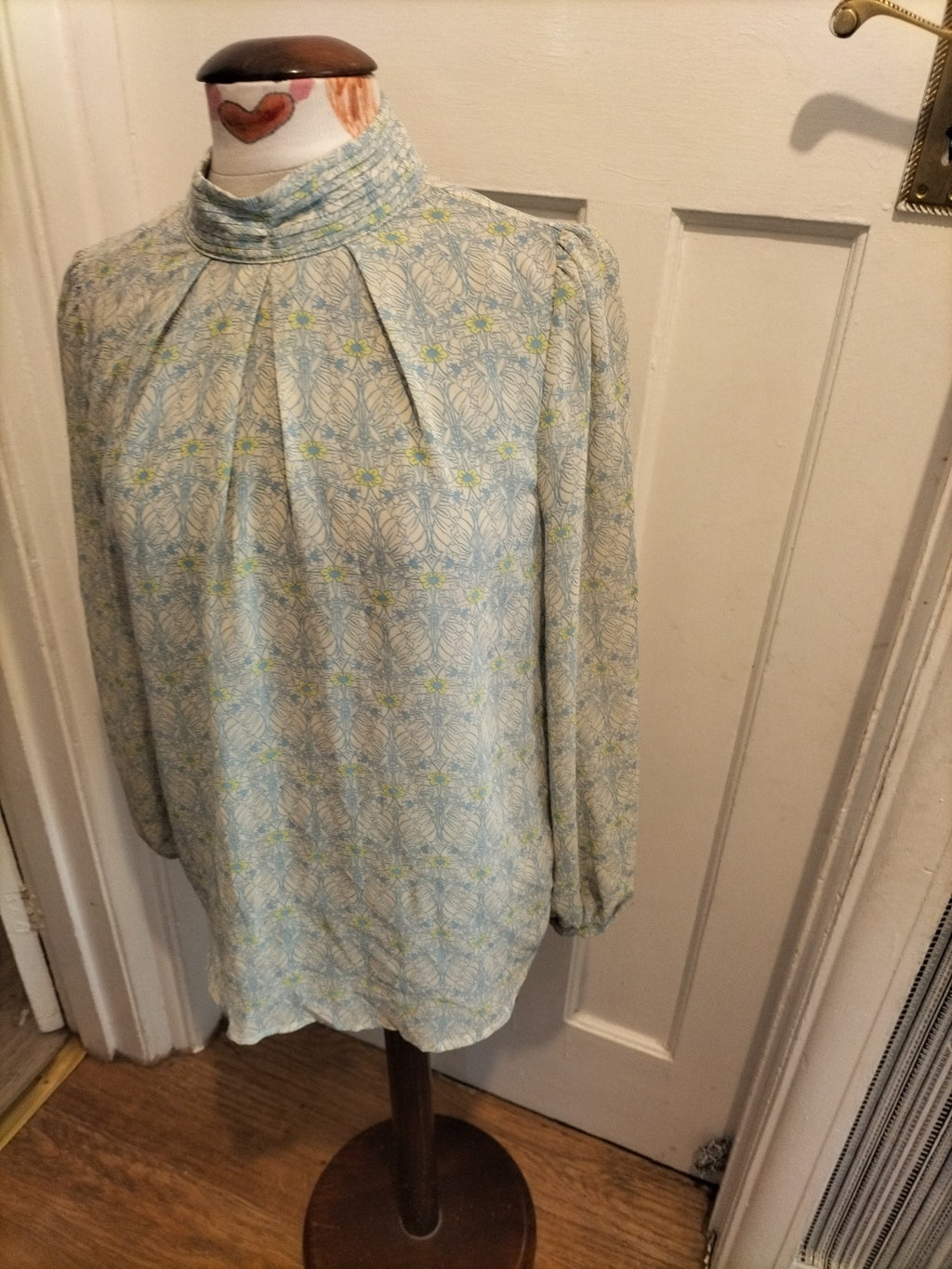 Ladies Tu Size 10 Cream/Blue/Yellow Patterned Long Sleeved Lined Blouse