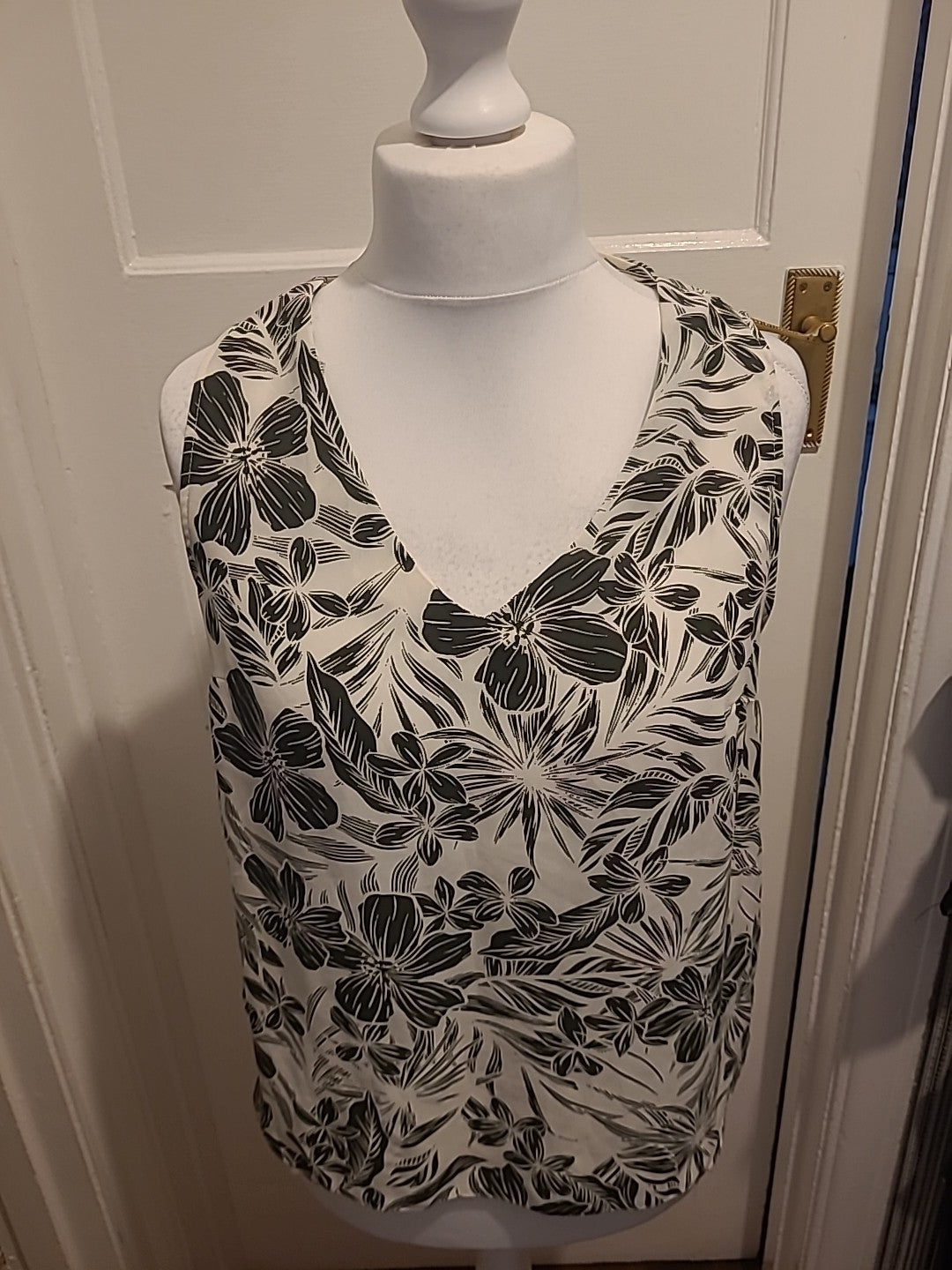 Ladies Primark Size 14 Deep Green And Cream Floral Sleeveless Blouse