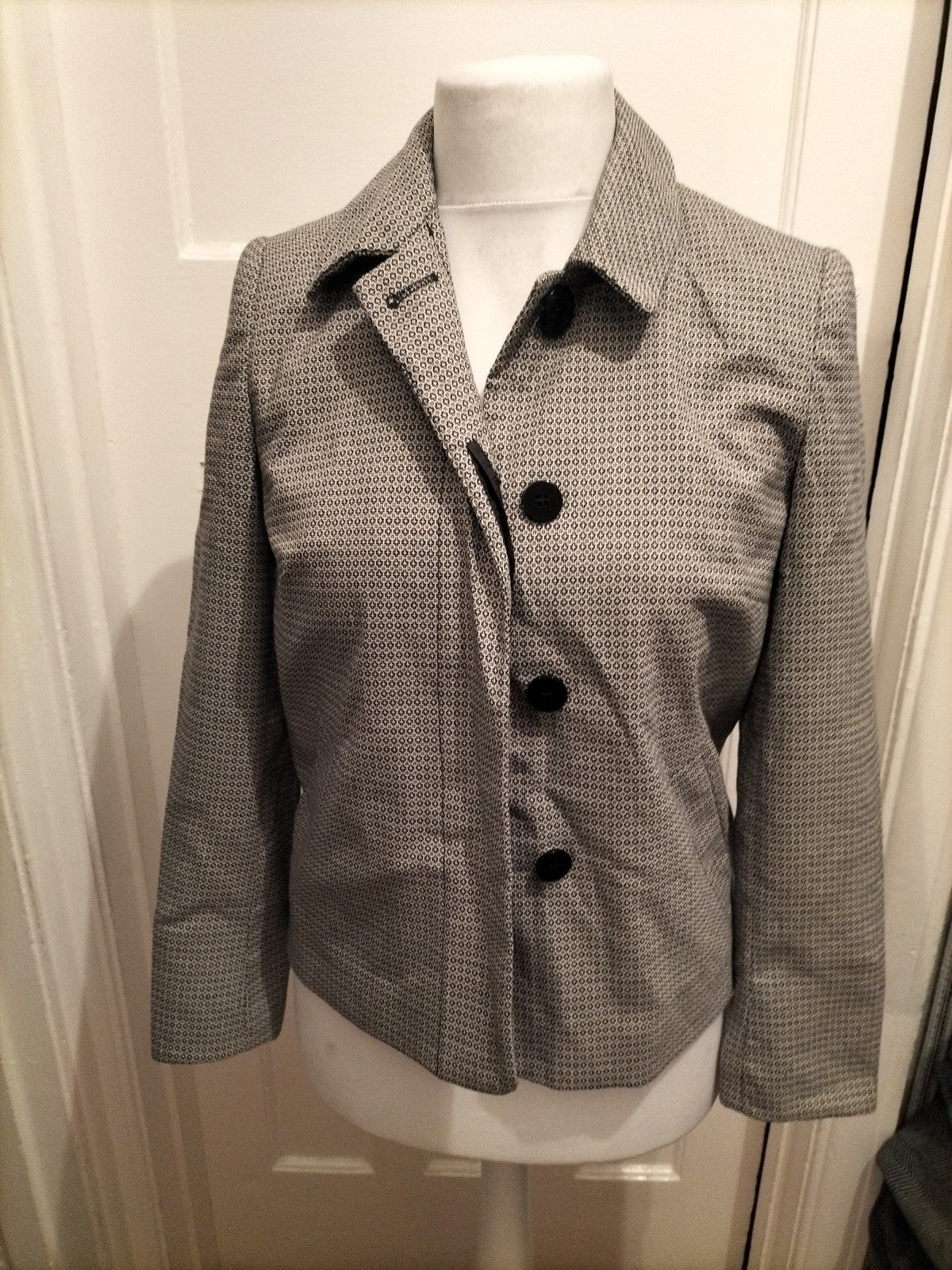 Ladies Tu Size 10 Black/White Padded Lined Blazer