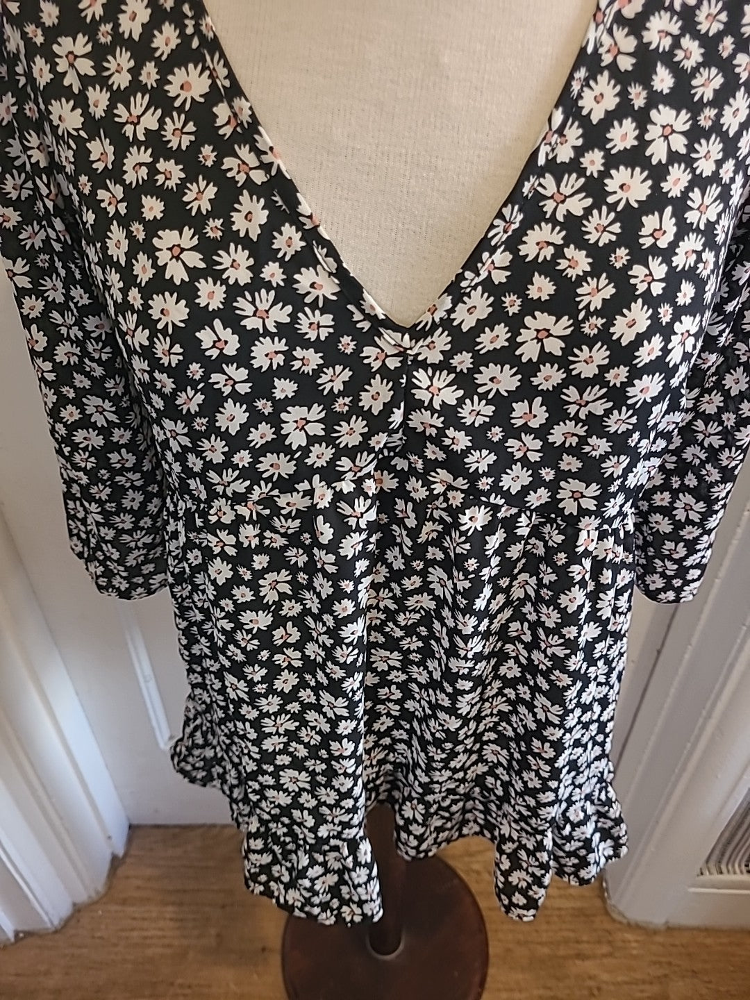 Ladies Miss Selfridge Size 10 Daisy Floral Short Sleeved Tshirt