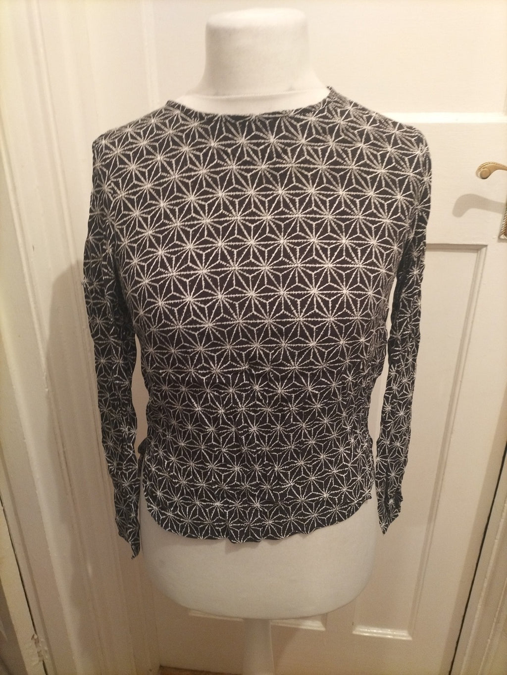 Ladies H&M Size 8 Black And White Spiral Sleeveless Blouse
