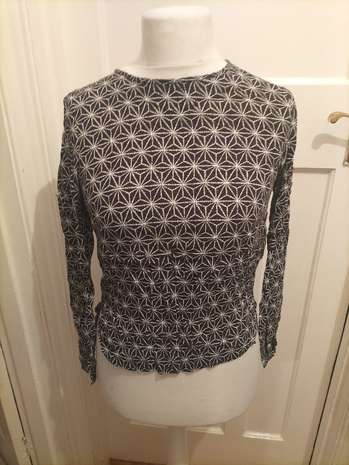 Ladies H&M Size 8 Black And White Spiral Sleeveless Blouse