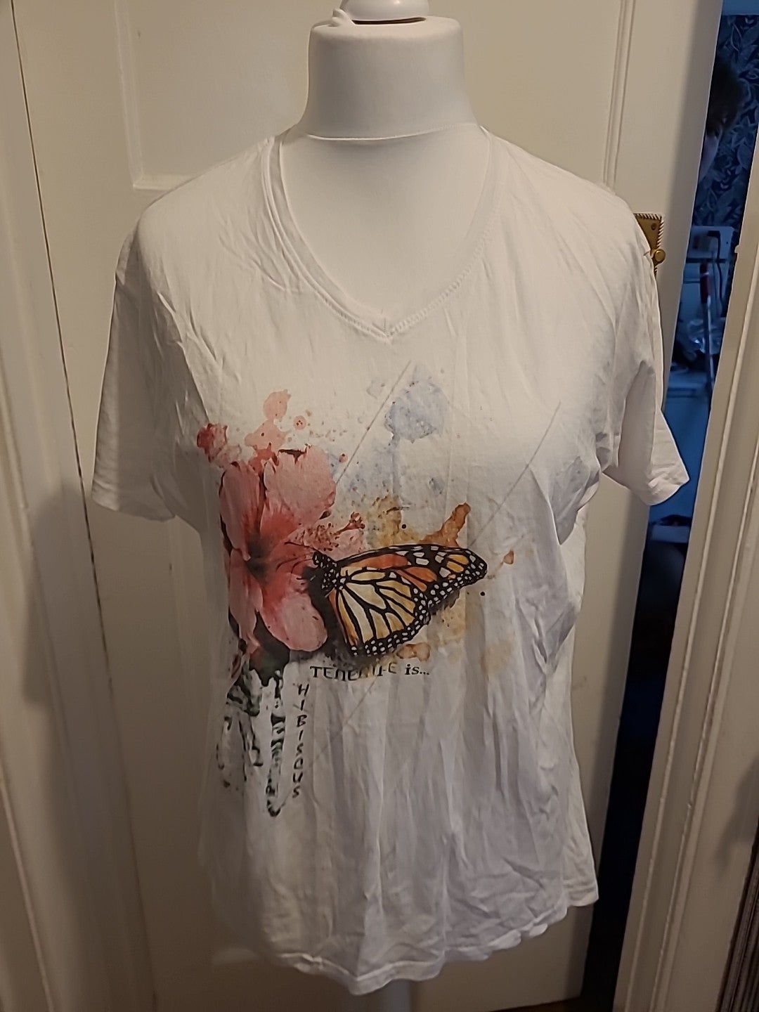 Ladies JHK Size Large White Floral Short Sleeved Tshirt