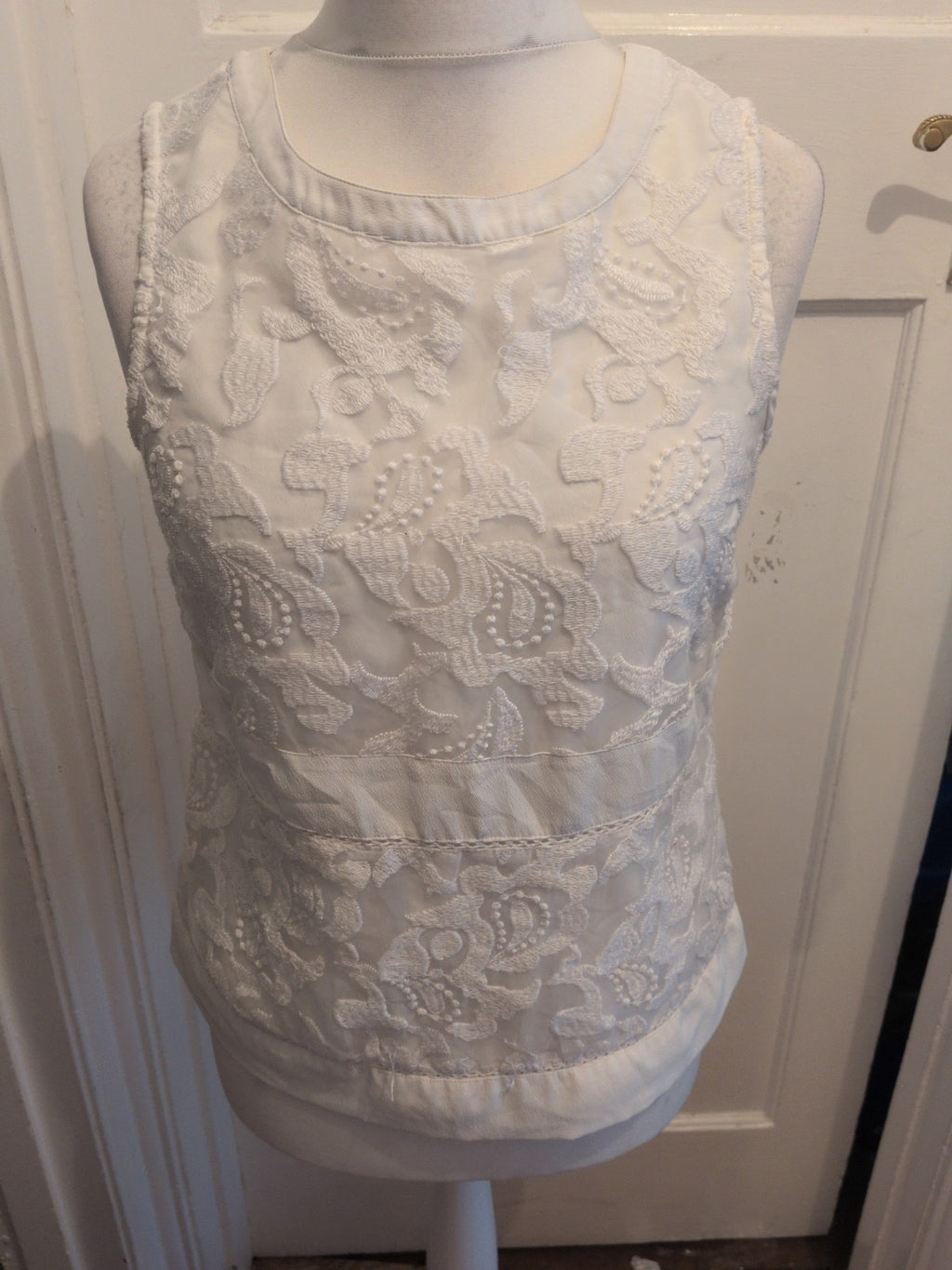 Papaya Classic 10 White Embroidery Sleeveless Blouse