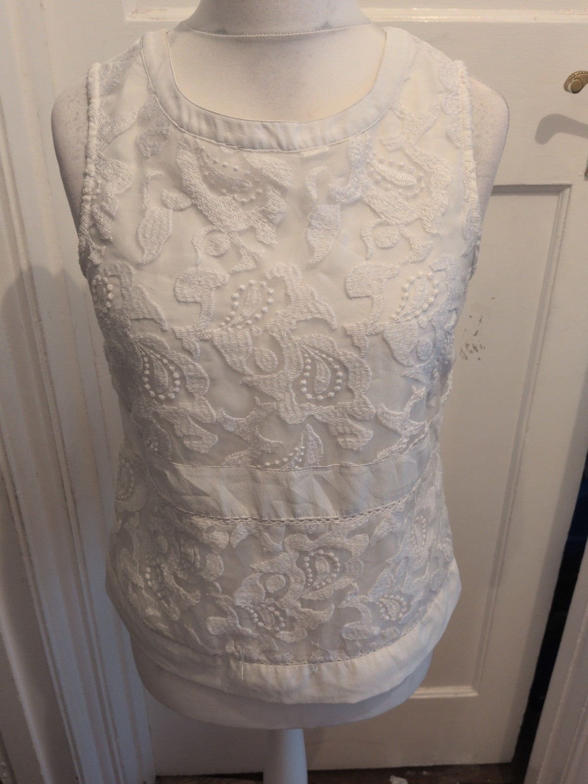 Papaya Classic 10 White Embroidery Sleeveless Blouse