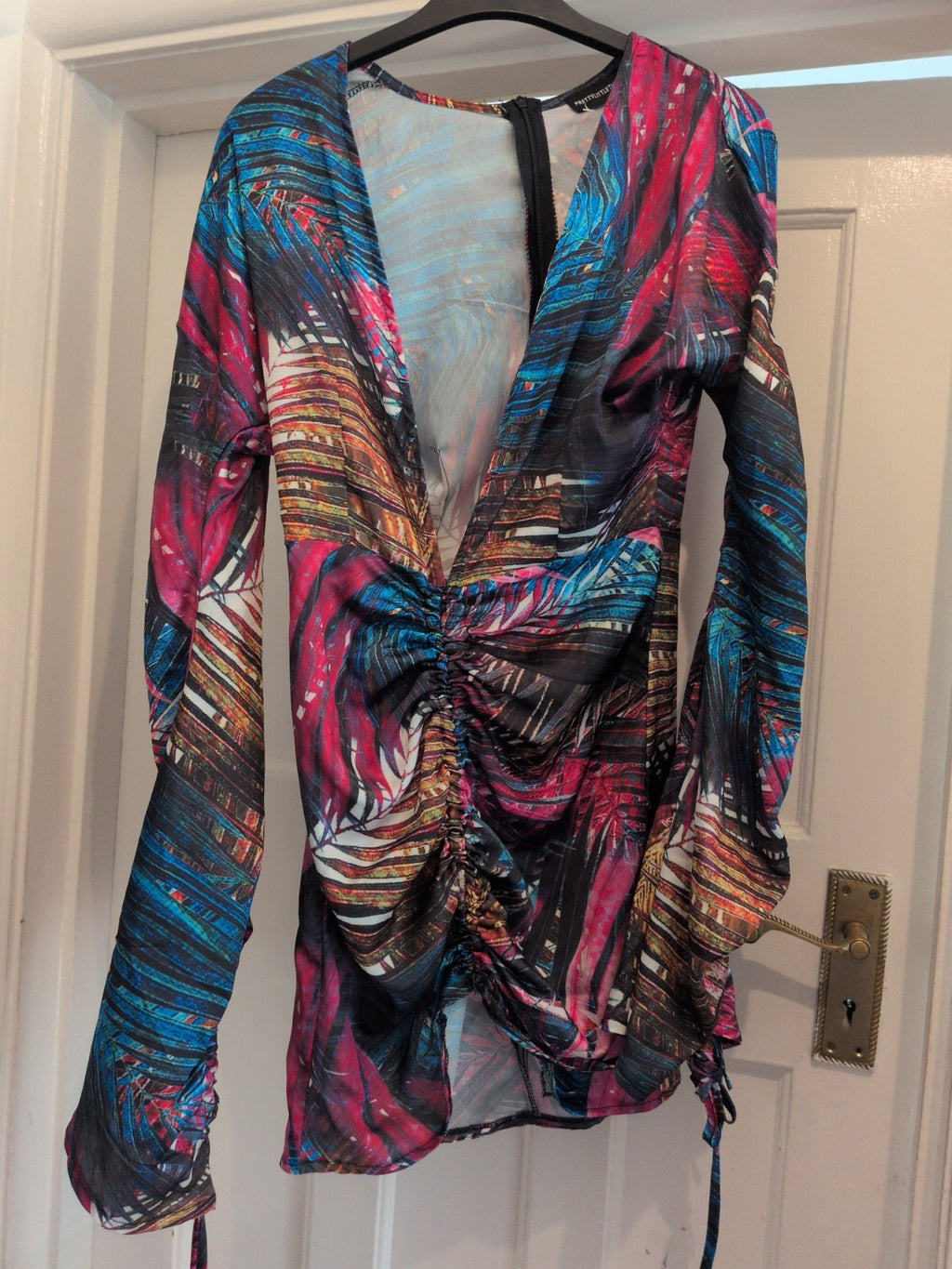 Prettylittlething 8 Multicoloured Low V Neck Ruched Dress long Sleeve