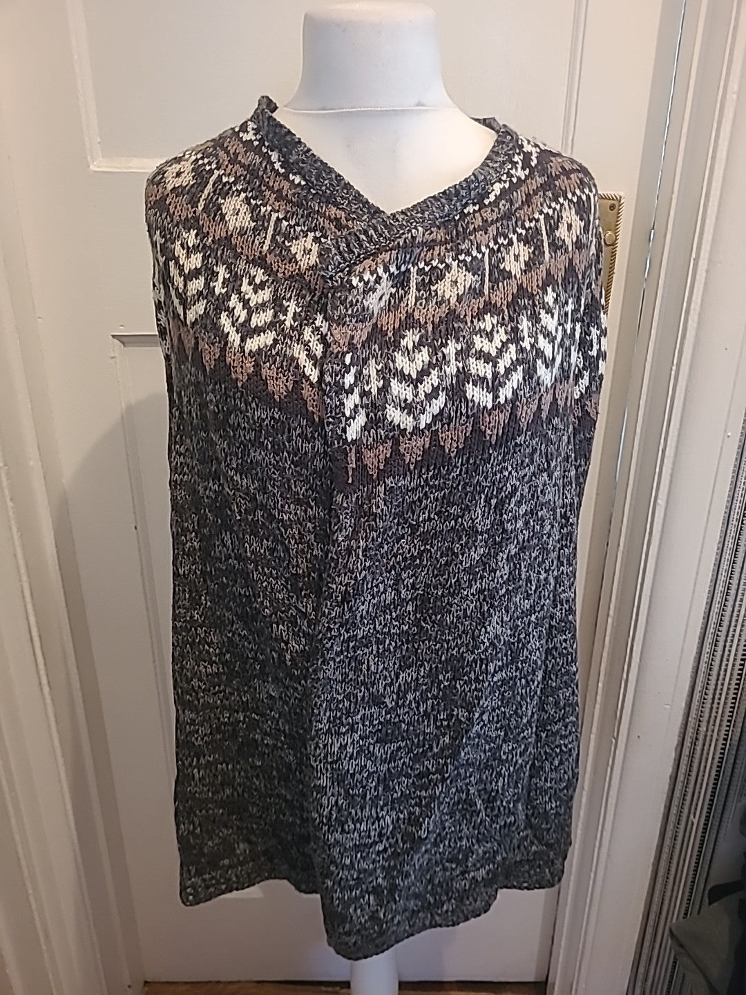 Ladies Papaya Size Small Grey/White/Brown Knit Cardigan