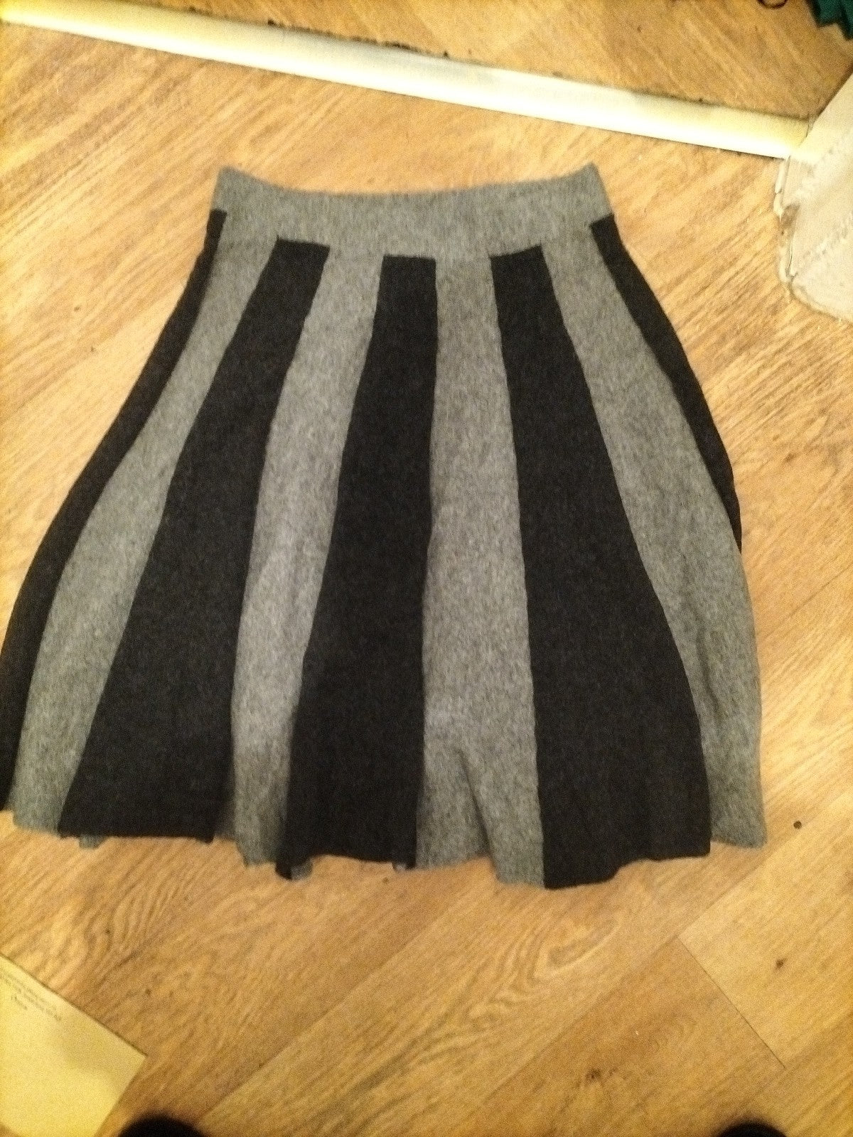 Ladies Stile Benneton Size S/M Grey Toned Wool Skirt