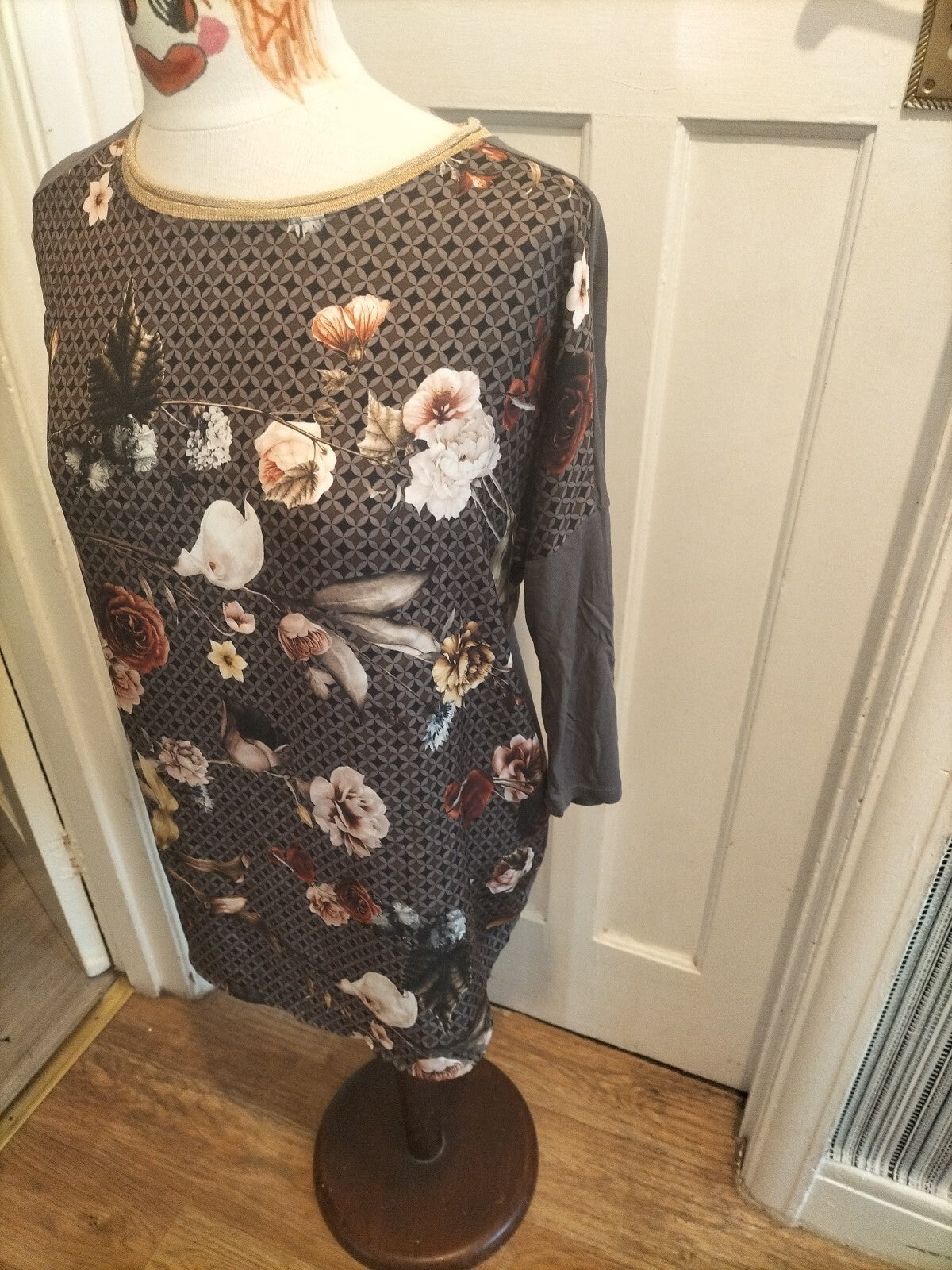 Ladies Punt Roma Size Medium Grey Floral Mid Sleeved Top