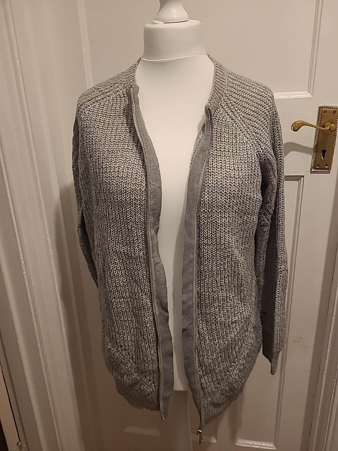 Ladies Papaya Size Medium Grey Knit Long Sleeved Cardigan
