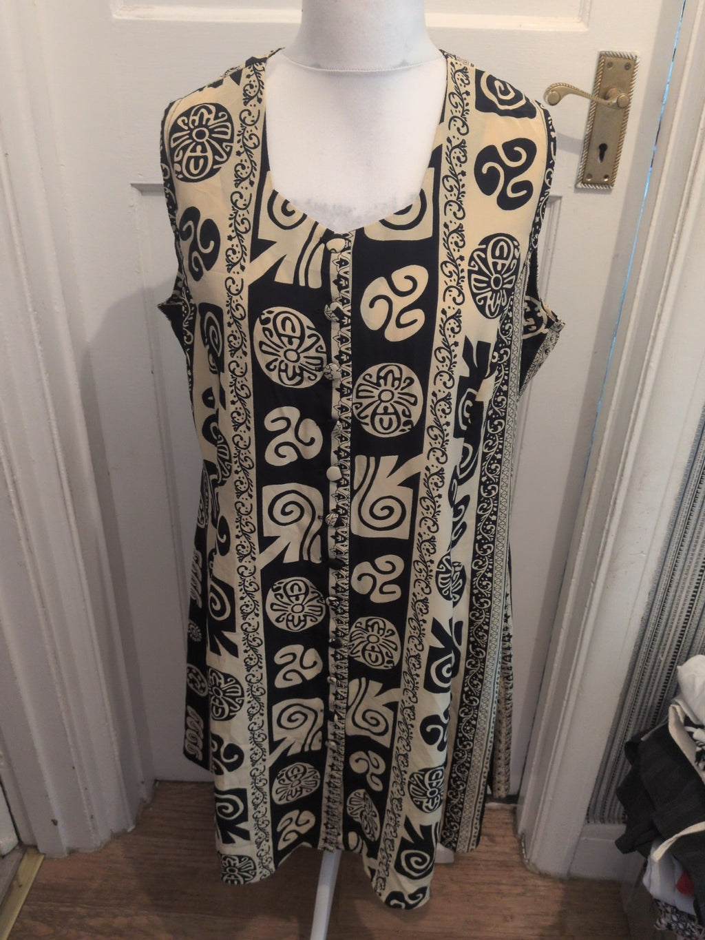 Feminine 26 Beige And Black Sleeveless Long Length Dress