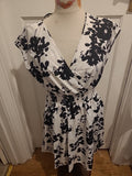 Ladies Size Large White And Black Sleeveless V-neck Dress
