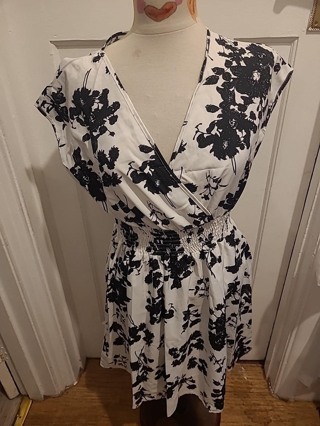 Ladies Size Large White And Black Sleeveless V-neck Dress
