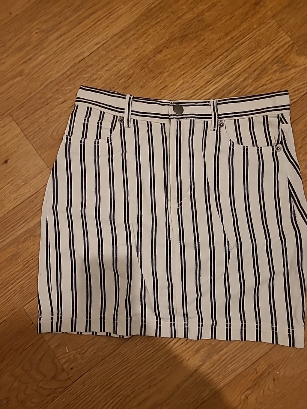 Ladies Monki Size Euro 34 Black White Mini Skirt